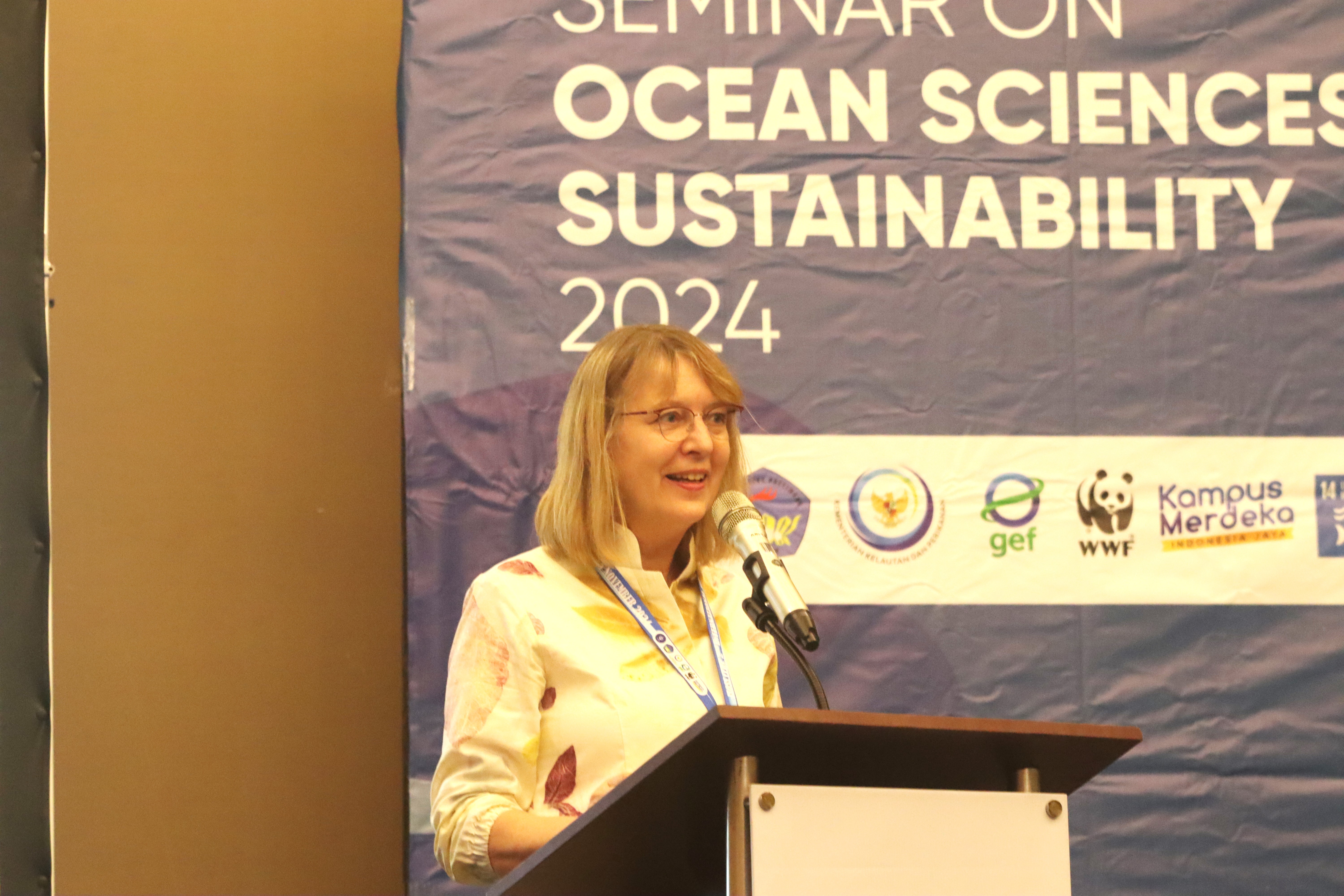 Heike Lingertat, Lead Specialist GEF Agency WWF ikut menyampaikan sambutan pada The 2nd International Seminar on Ocean Sciences and Sustainability (ISOSS) 2024 yang diselenggarakan oleh Departemen Ilmu dan Teknologi Kelautan, Fakultas Perikanan dan Ilmu Kelautan (FPIK) IPB University, bekerja sama dengan FPIK Universitas Pattimura, di Hotel Santika Premiere, Ambon. (4-5/11/2024)